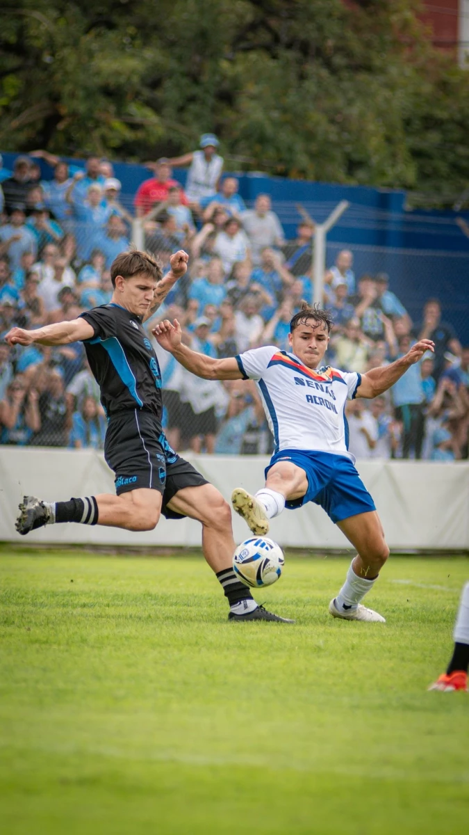 Foto:@Colegiales1908. En Munro hubo público de los dos equipos. Pero Colegiales y Temperley no se sacaron ventaja