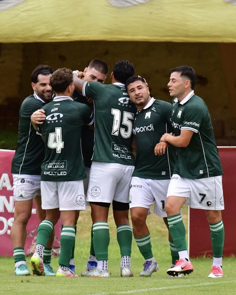 Foto:@FerroOficial. En el debut de Juan Manuel Sara como DT hubo victoria de Ferro en Santiago del Estero