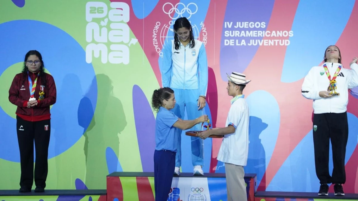 La Peque Pareto le entregó una de las medallas de oro a Hein. Foto: Prensa COA.
