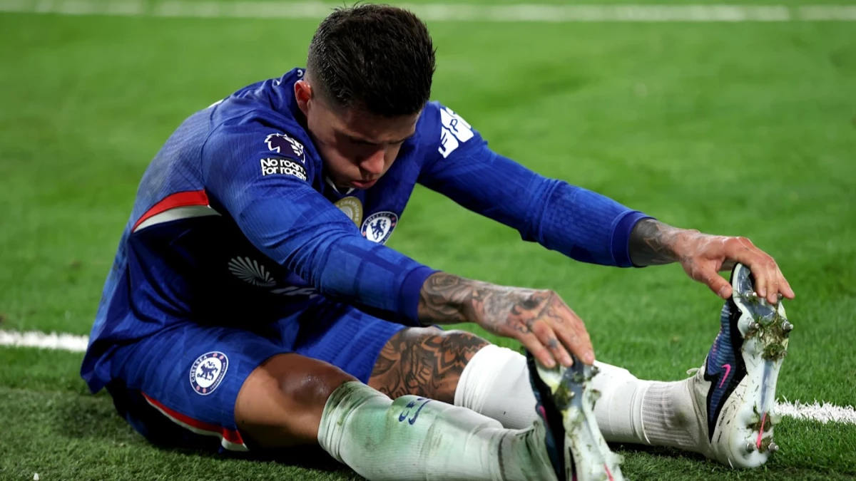 Enzo elonga antes de salir reemplazado en la derrota ante el United. Foto: Chelsea.