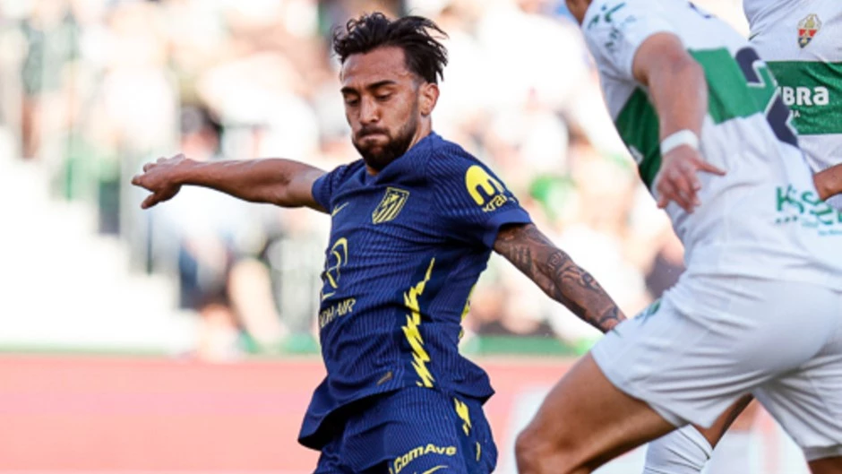 Nico Gonzalez remata cerca del area de Elche. foto:@laliga.