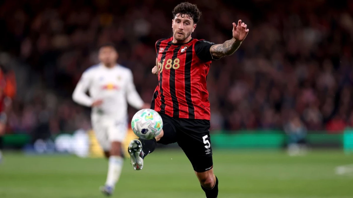 Senesi, autor de una asistencia, corta un avance rival. foto: @premierleague.