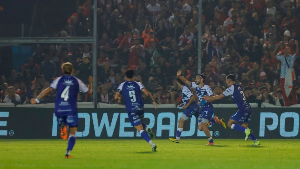 Foto:@Copa_Argentina. El mediocampista Rogoski festeja la obtención del gol del triunfo del Funebrero de Libertad. Ganó Midland a Morón por 2-1