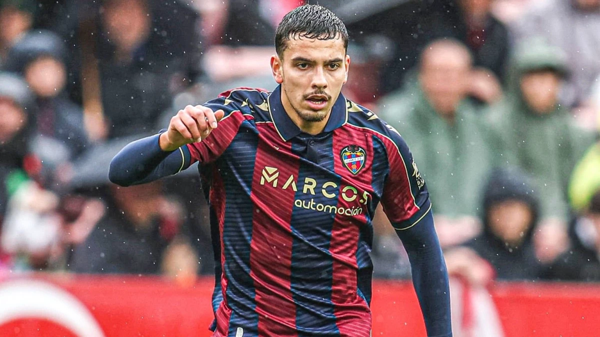 El ex Belgrano Matías Moreno figura de la defensa del Levante que hoy venció a Sevilla. foto: @laliga.