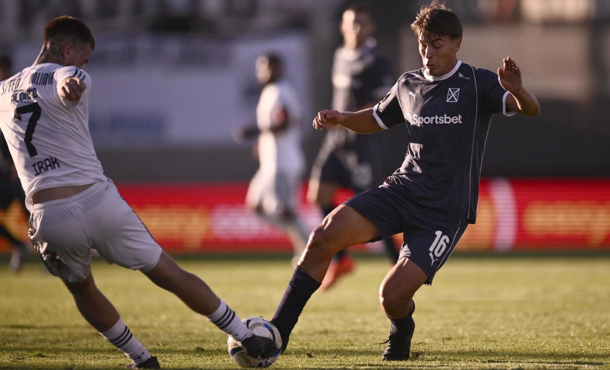 Foto: Mateo Pérez Curci, de Independiente, pelea una pelota ante Antony Alonso, el delantero uruguayo de Deportivo Riestra&nbsp;