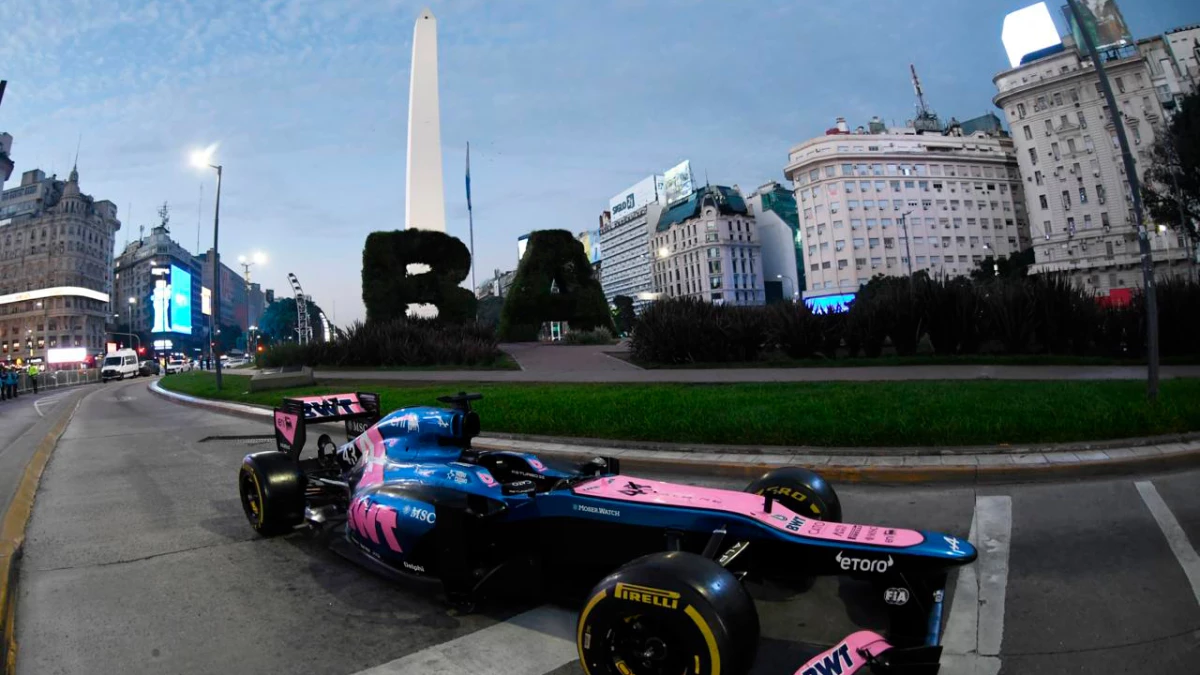 El Renault con el que Franco Colapinto hará delirar al público argentino este domingo “visitó” al Obelisco | Foto: Prensa GCBA