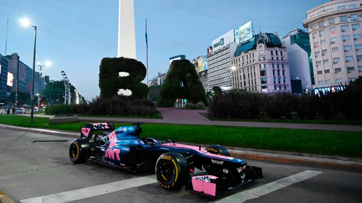 A las 6.30 de la mañana ya se realizaba el operativo para que el Renault con el que saldrá a las clles de Buenos Aires tuviera una foto con el obelisco | Foto: Prensa GCBA