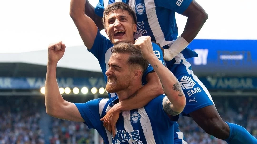 Nahuel Tenaglia trepado sobre un compañero festeja el gol del Alavés que quiere huir del descenso. foto: @laliga.