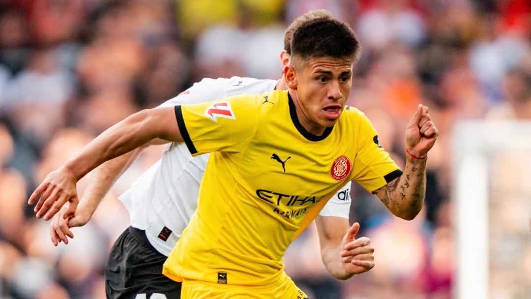 Diablito Echeverri gambetea a rival del Valencia, para un Girona que quiere dejar la zona roja. foto: @laliga.