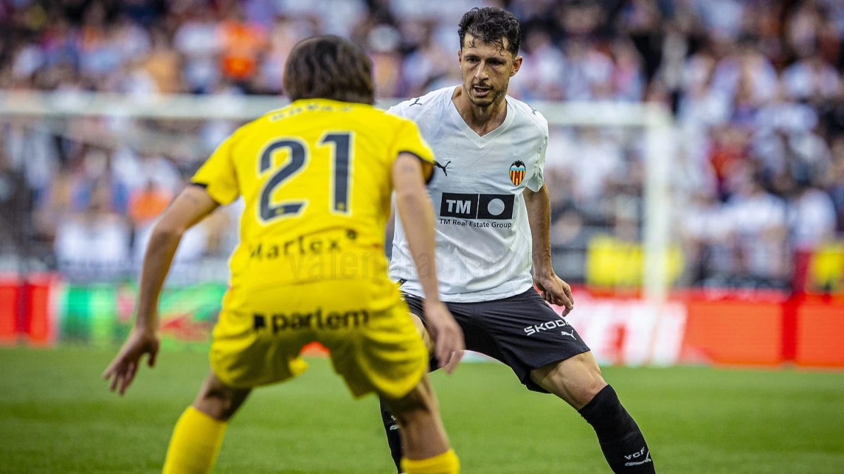 Guido Rodríguez anter la marca de un rival, maneja los hilos de un Valencia recuperado. foto: @laliga.