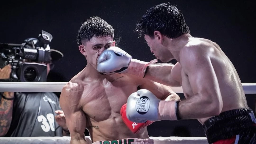 El catamarqueño recibió una dura derecha del mexicano, pero pudo sacar adelante la pelea. Foto: @josueaguerook