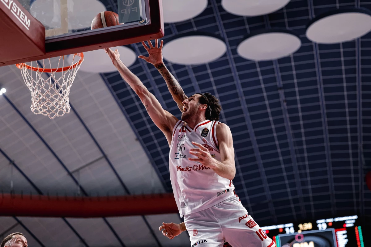 Foto:@OlimpiaMI1936. El argentino Bolmaro colaboró con 19 puntos y 5 rebotes a la victoria de Olimpia Milano por la Legabasket