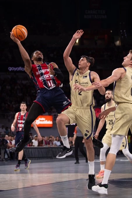 Foto:@FCBbasket. El misionero Juan IgnacioMarcos intenta tapar el tiro rival. Ganó Barcelona a Baskonia por 95-92