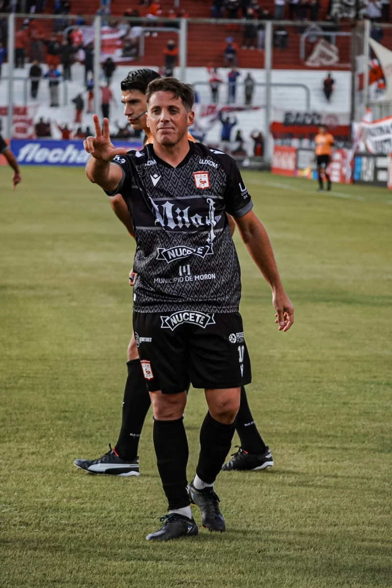 Foto:@depmoronoficial. El mediocampista Juan Manuel Olivares le dio la victoria al Gallo