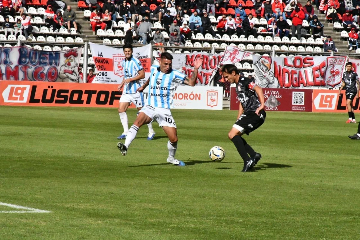 Foto:@ClubARacing. Deportivo Morón derrotó a Racing de Córdoba por 2-1 y continúa en lo más alto de la Zona A