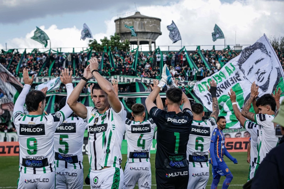 Foto:@NuevaChicago. El equipo de Mataderos no pudo con Colegiales y debió conformarse con un pálido empate sin goles