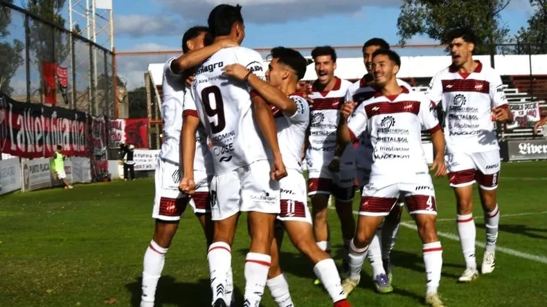 Douglas Haig festeja le gol del triunfo como local ante Independiente de Chivilcoy y lidera cómodamente la Zona 1 del Federal A. Foto: diario La Opinión de Pergamino.&nbsp;