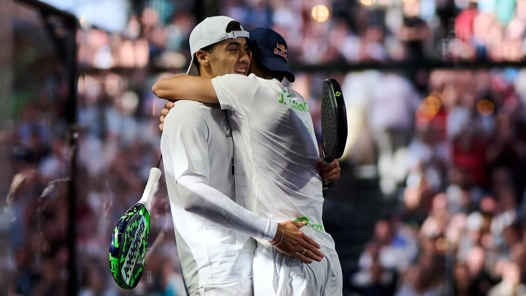 El festejo de Leo Augsburger junto a Lebrón. Foto: @premierpadel