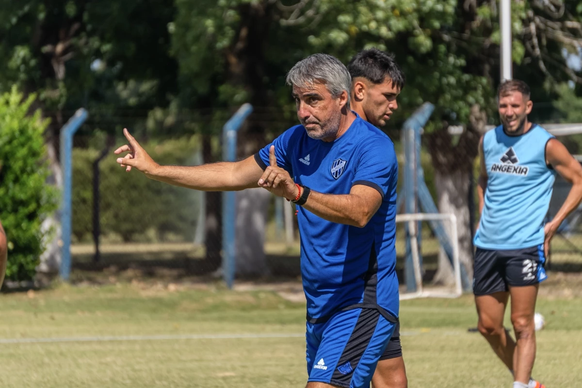 Foto:@almagroficial. El DT Gabriel Gómez se desvinculó de Almagro, luego de la derrota del fin de semana en Mendoza