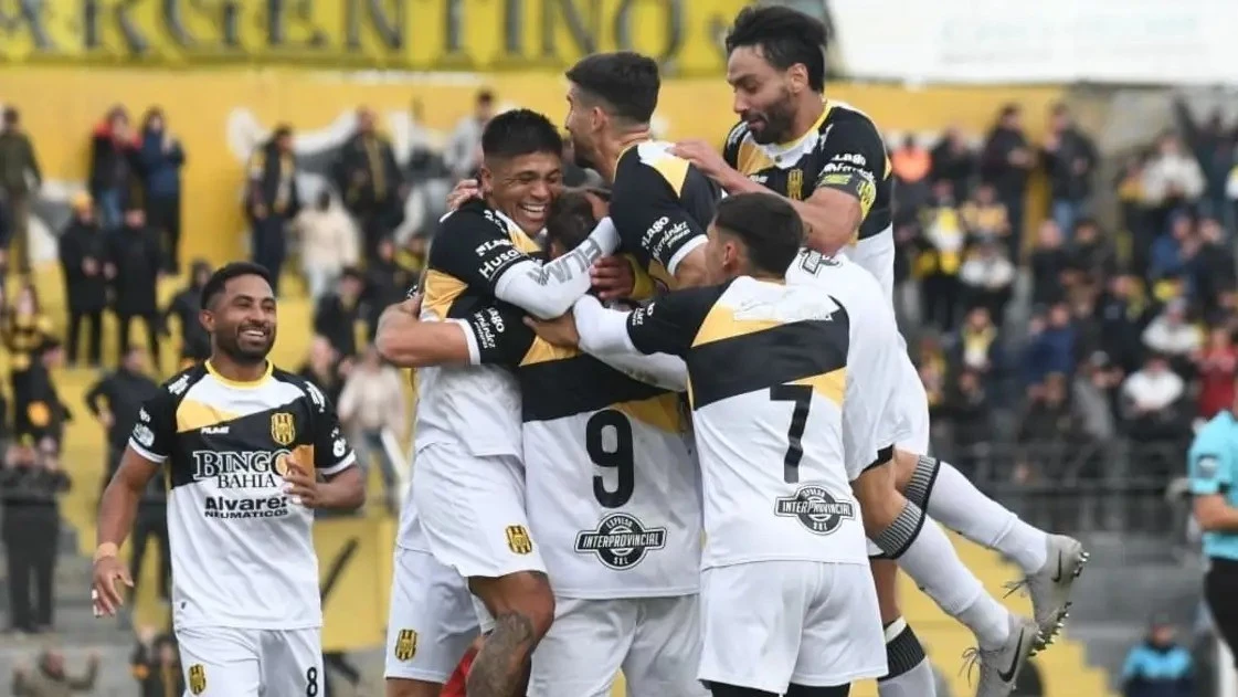 Olimpo festeja el gol de Federico González que le permitió vencer a Círculo Deportivo por 1 a 0 y distanciarse en la punta de la Zona 4 del Federal A. Foto: diario La Nueva Provincia de Bahía Blanca. &nbsp;