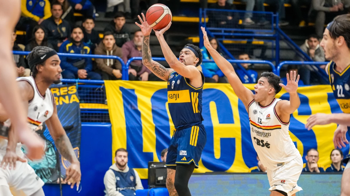 Foto: El norteamericano Michael Smith lanza desde los tres puntos para darle la agónica victoria a Boca sobre San Martín.