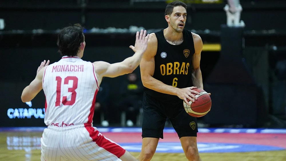 Foto: Marcos Mata fue el goleador de Obras con 18 puntos para la victoria que llevará la serie ante Instituto igualada a Córdoba.