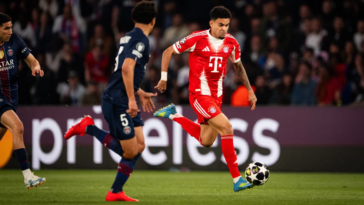 El colombiano Luis Díaz volviendo loco a la defensa parisina. foto: @uefa.