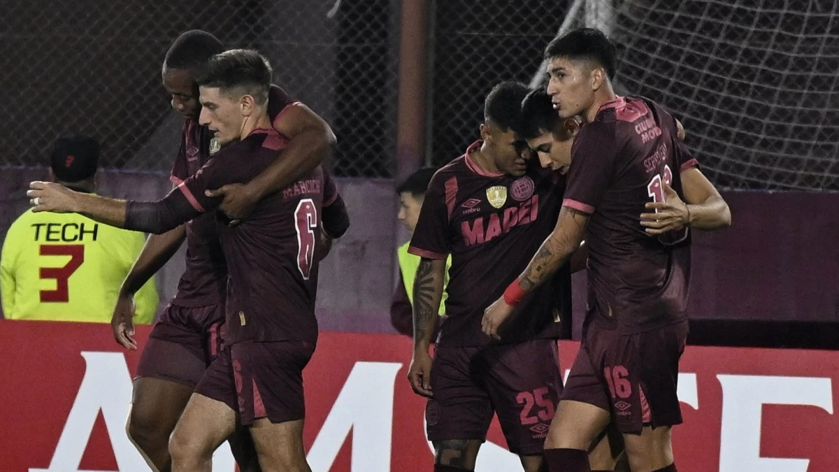 Foto: Los jugadores de Lanús festejan el tanto del triunfo ante Liga de Quito señalado por &nbsp;Agustín Cardozo