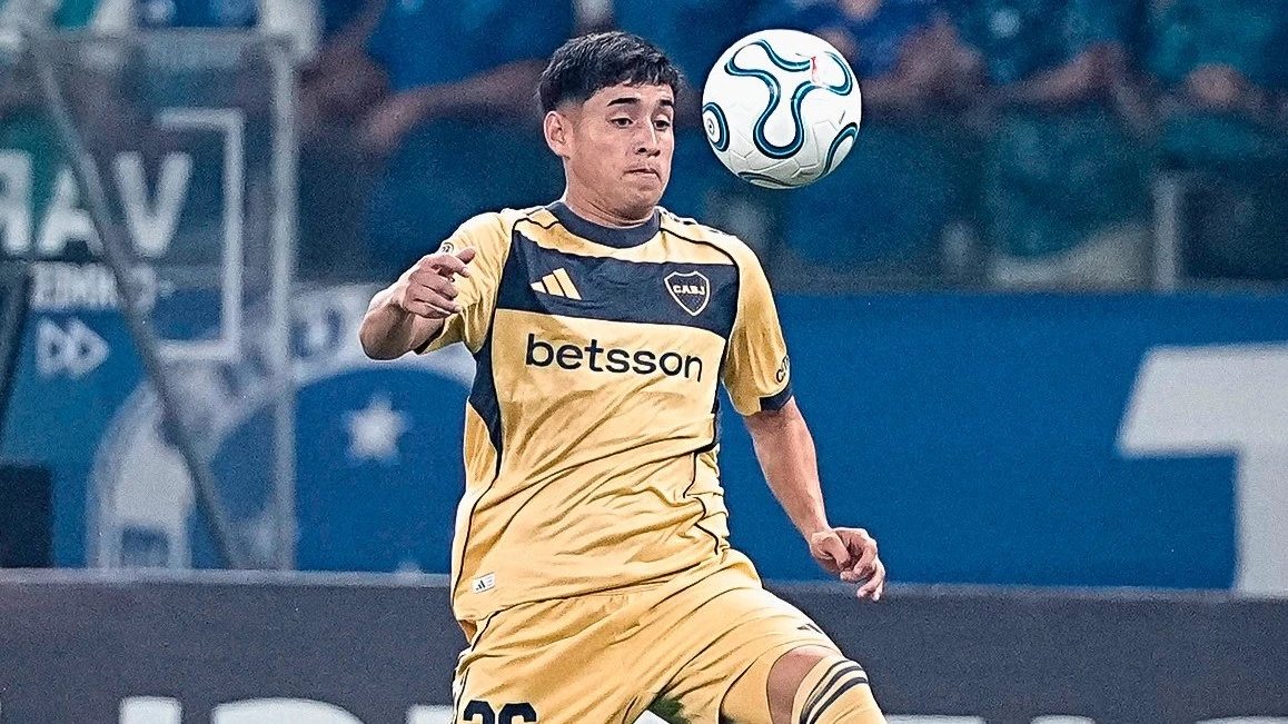 Foto: Aranda no pudo prosperar en la media cancha boquense durante el primer tiempo.