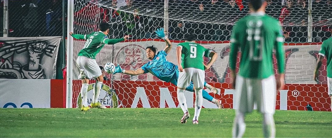 Foto: El arquero de Barracas, Juan Espinola, le contuvo un penal a Rodrigo Cabral, el argentino que juega para Audax Italiano &nbsp;