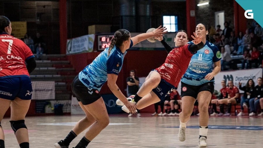 Foto: La argentina Carolina Bono marcó 5 goles para Porriño en el clásico gallego ante Guardés (25-25)