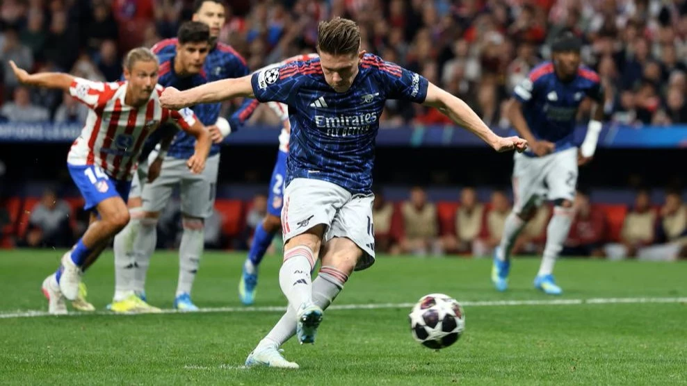 Viktor Gyökeres marca el gol de penal para Arsenal. foto: @uefa.