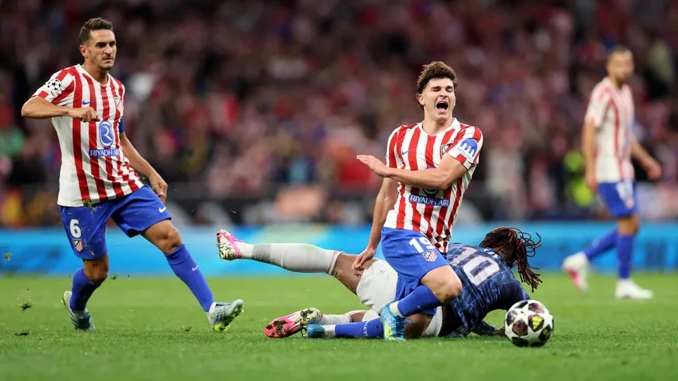 El momento de la lesión de Julián luego que Ezze cayera sobre su tobillo. foto: @uefa.