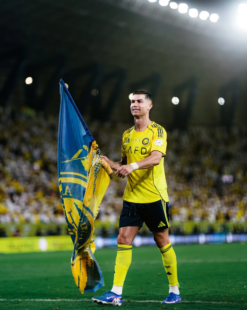 Foto:@AlNassrFC. El portugués Cristiano Ronaldo sumó este miércoles uno de los dos goles de Al Nassr sobre Al Ahli y llegó a las 970 conquistas en su carrera