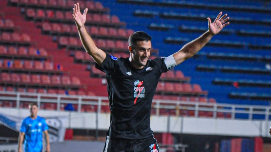 Juan Randazzo festeja el primer gol internacional de Riestra. foto: @prensariestra.