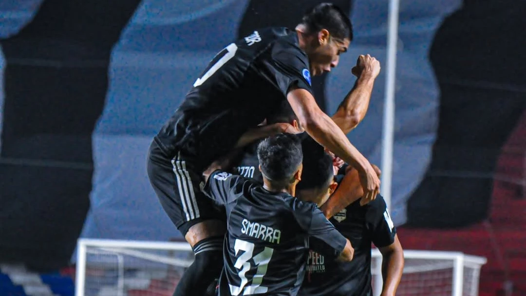 Foto: Deportivo Riestra festejó su debut goleador en la Sudamericana.