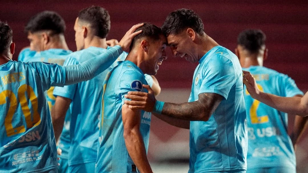 Silvera festeja su golazo de tiro libre ante Riestra. foto: @mvdcitytorque.