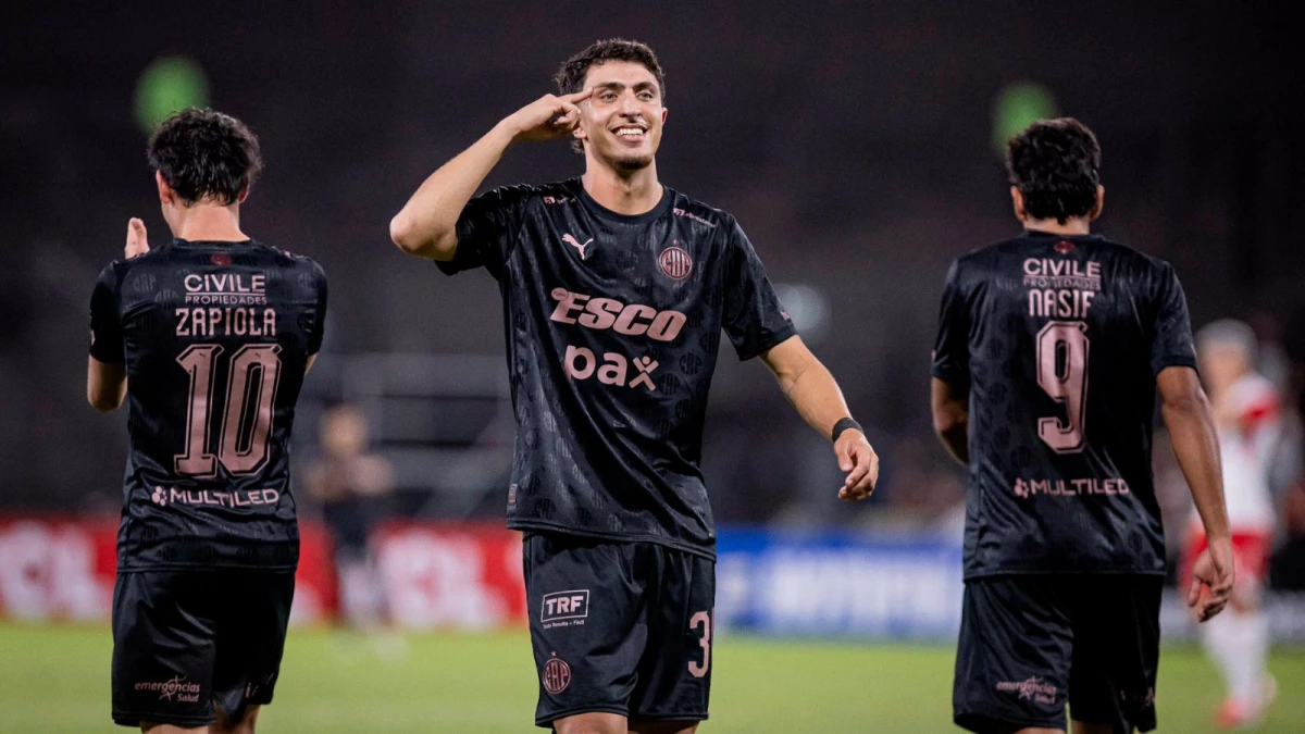 Foto: Mateo Mendía celebra de cara a los hinchas de El Calamar su gol, el segundo de la victoria de Platense en Vicente López