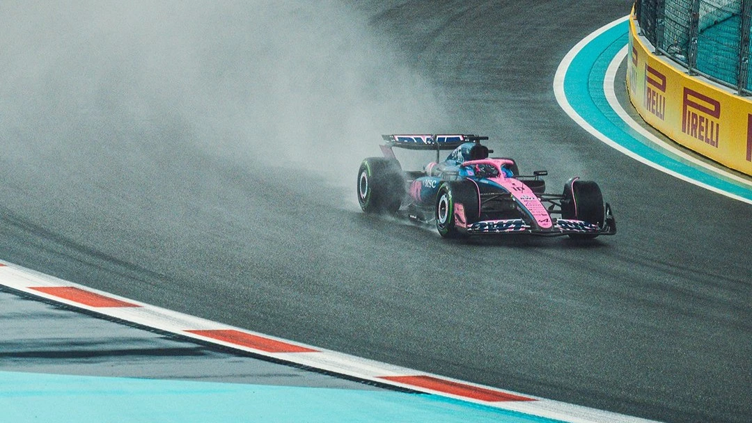 El Alpine del francés Pierre Gasly sobre la pista lluviosa de La Florida en la pasada edición del Gran Premio de Miami (Foto: @AlpineF1Team)