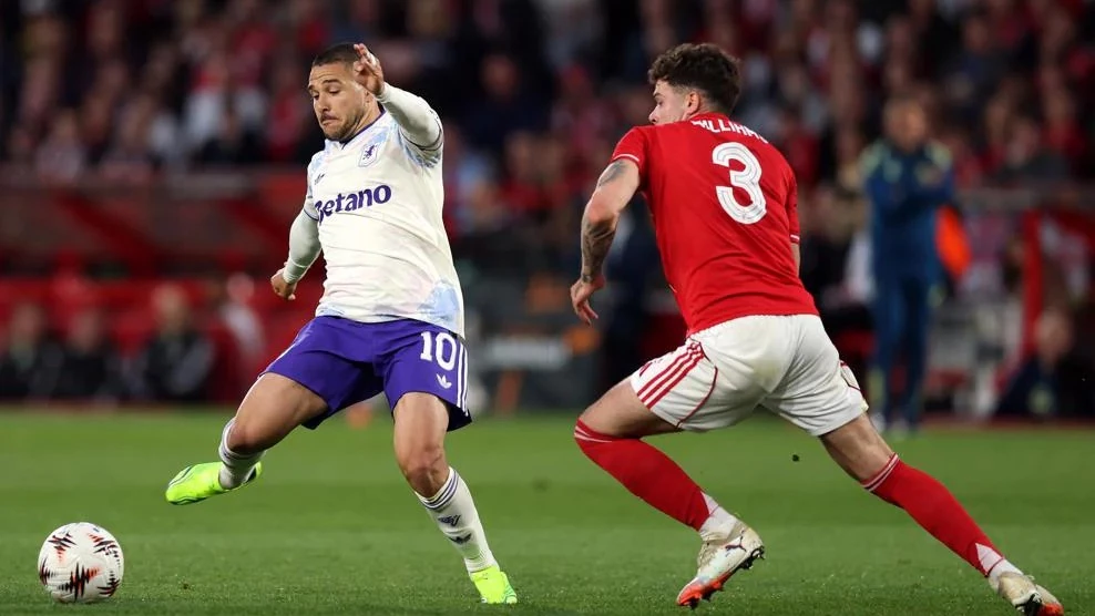 Emiliano Buendía marcado por un jugador del Forest. foto: @uefa.