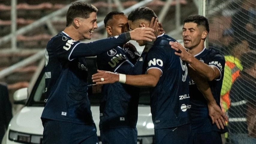 Foto: Sebastián Villa, Sheyko Studer y José Florentín agasajan a Alex Arce tras convertir el primero de sus tres goles.&nbsp;