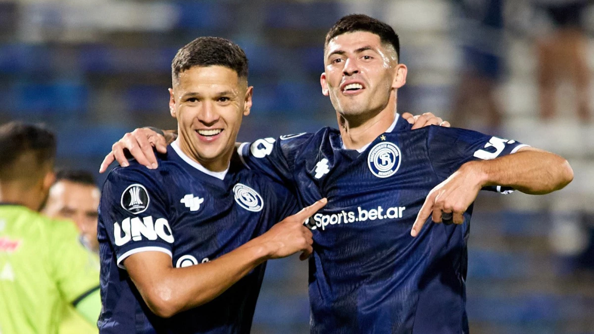 Alex Arce y José Florentín celebran el tercer gol del delantero con asistencia de cabeza de su compatriota. Foto: @csir.oficial.