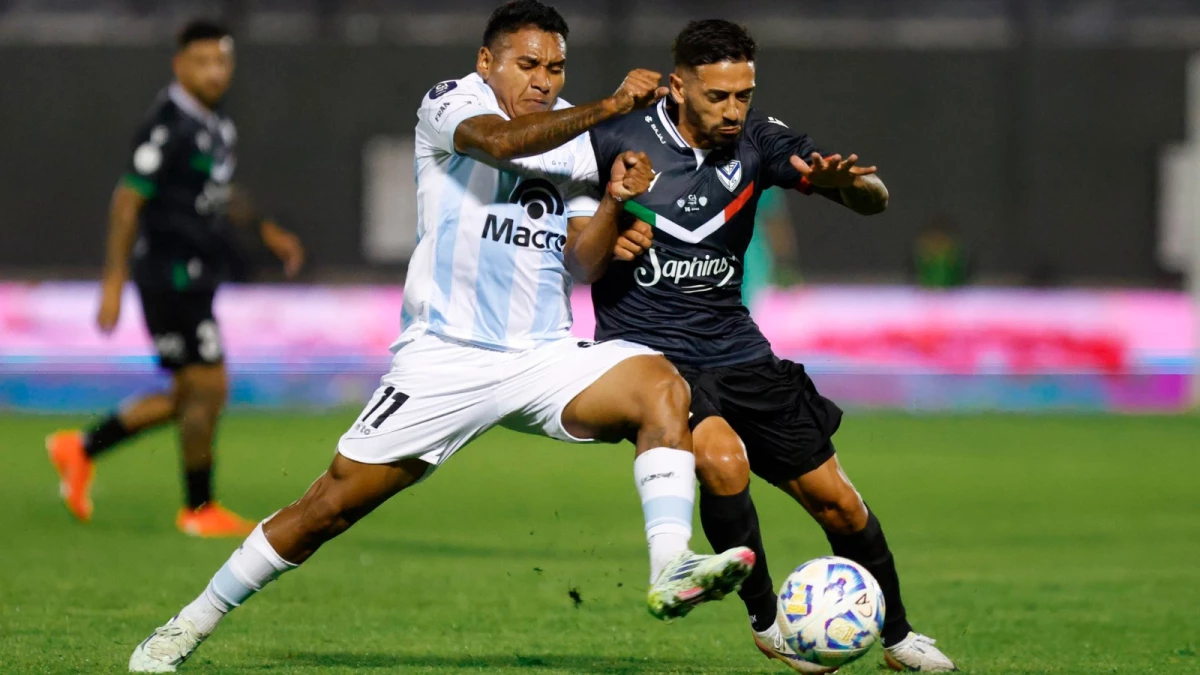 “Manu” Lanzini, figura del partido, es marcado por Fabricio Rojas. Foto: @Copa_Argentina