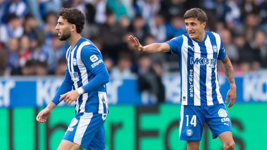 El argentino Tenaglia ordena su defensa. foto: @laliga.