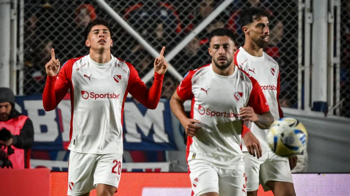 Foto: Maximiliano Gutiérrez celebra su gol, el primero del partido. &nbsp;Luego, el chileno asistiría en el segundo tanto de El Rojo