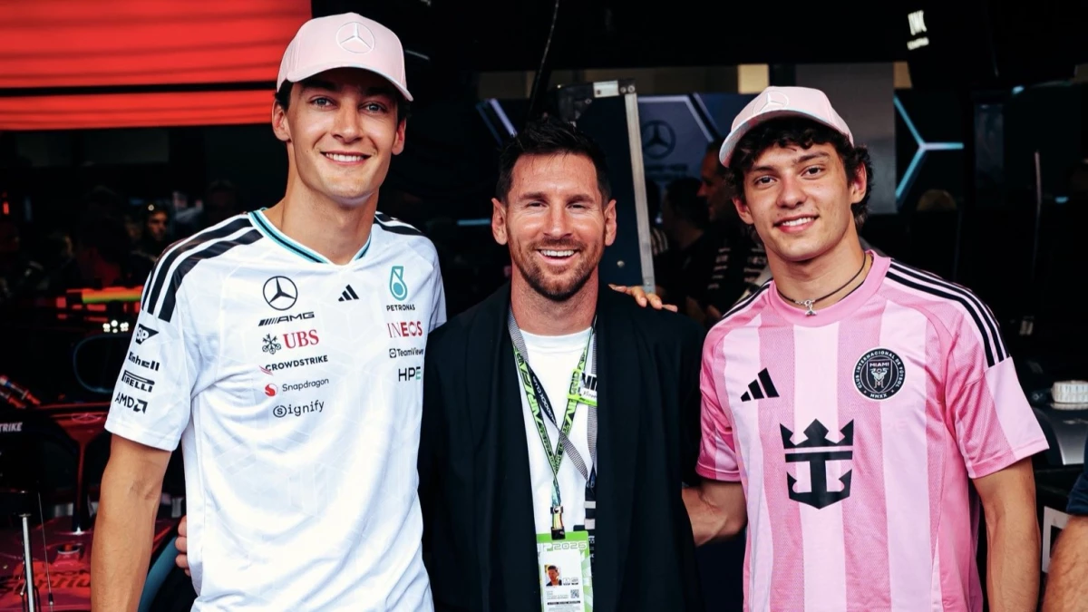 Messi junto a los pilotos de Mercedes. Foto: @MercedesAMGF1