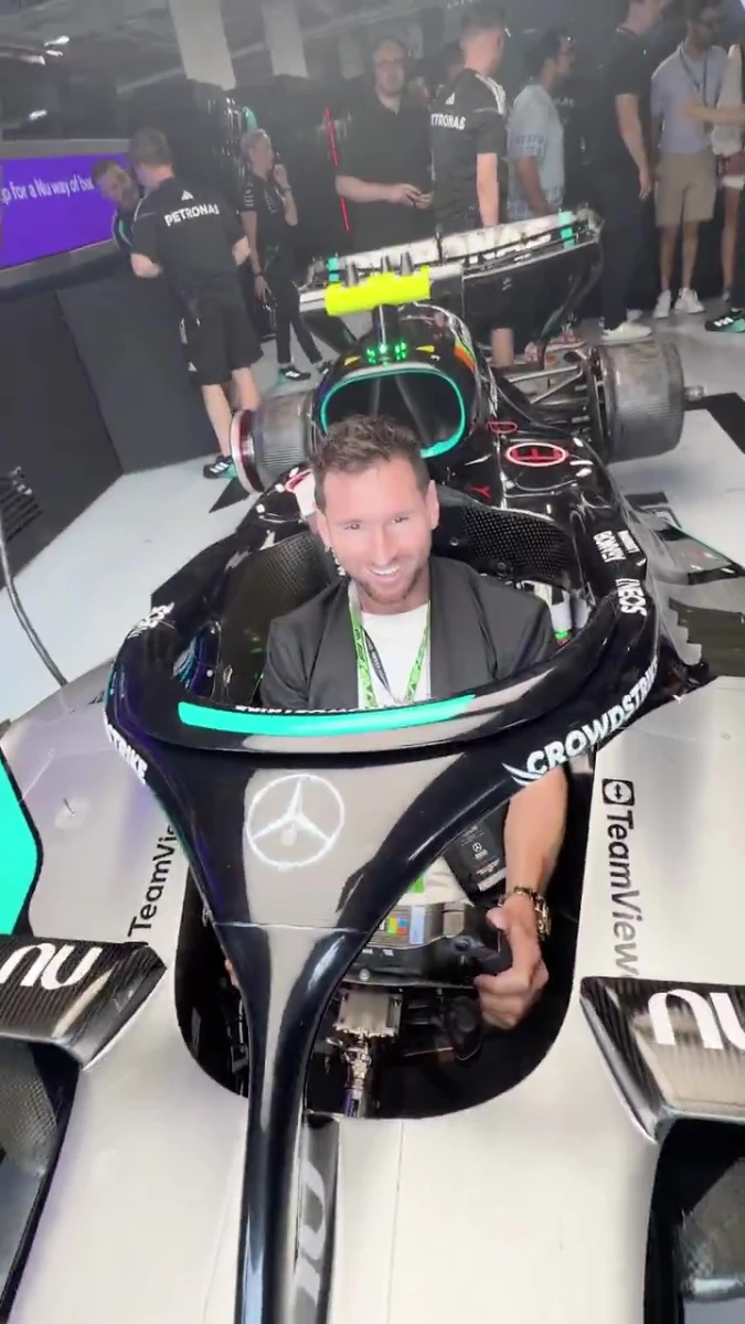 Messi en el auto de Antonelli. Foto: @MercedesAMGF1.