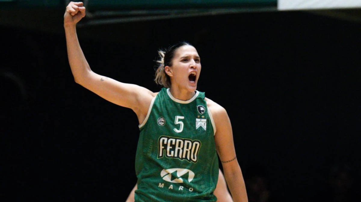 Ferro se puso 1-0 en la serie ante Chañares (Foto: X@ferrobasquetok).