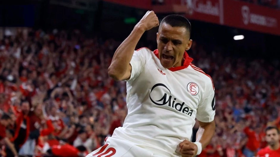 Foto: Alexis Sánchez celebra su gol, el que sacó a Sevilla de la zona de descenso en España.