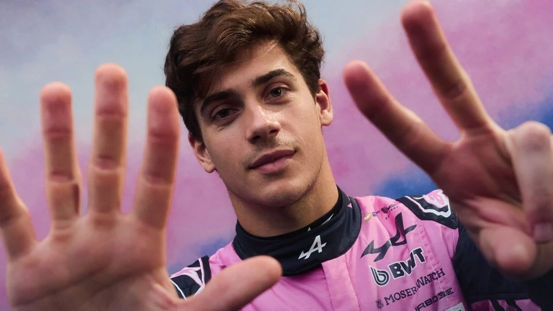 Franco Colapinto celebra con sus dedos el séptimo puesto logrado en Miami, su mejor posición histórica hasta el momento en la F1. (Foto: @AlpineF1Team)